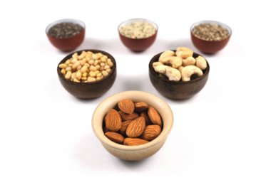 Yuvarlak fincanda fındıklar, üst manzara yakın. Beyaz arka planda. Yuvarlak bardakta, üst manzara kapalı. Beyaz arkaplanda.