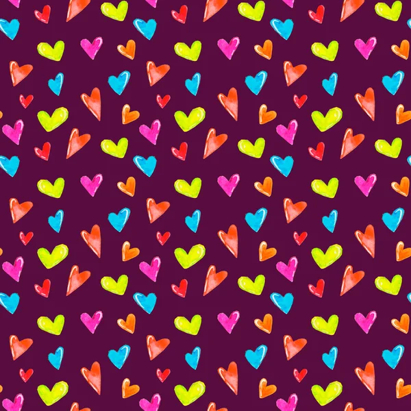 Бесшовный рисунок разноцветных сердец на фиолетовом фоне, окрашенных в акварель . — стоковое фото
