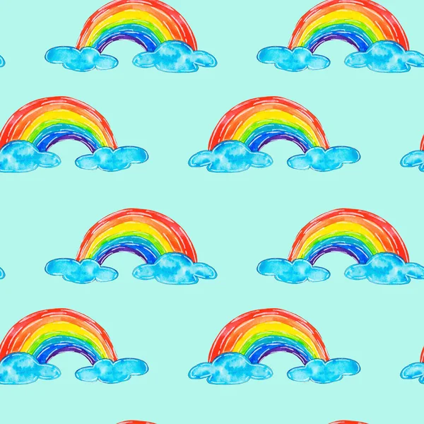 Açık mavi arkaplanda mavi bulutlarda, suluboya ile boyanmış çok renkli gökkuşaklarının kusursuz desenleri.