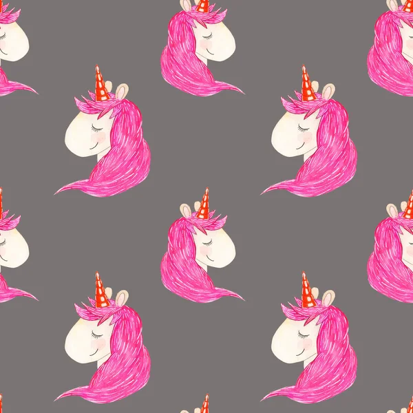 Gri arka planda pembe yeleli, suluboya çizilmiş sihirli tek boynuzlu atın kusursuz deseni.