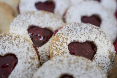 kalp şeklinde bisküvi ve kurabiyeler 