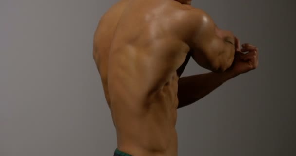 Fitness modeli kollar uzanır — Stok video