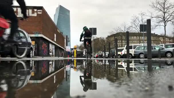 Cyklisty jezdit louže vody — Stock video