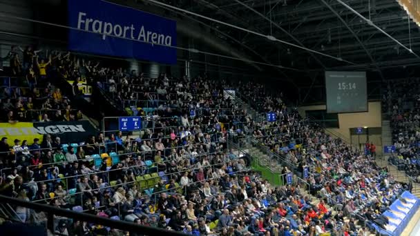Frankfurt silüetini hayranları Fraport Arena — Stok video