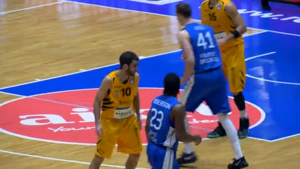 Primo piano dei giocatori di basket professionisti che giocano — Video Stock