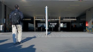 Toplu ulaşım giriş doğru yöneldi kişilik bir kalabalık