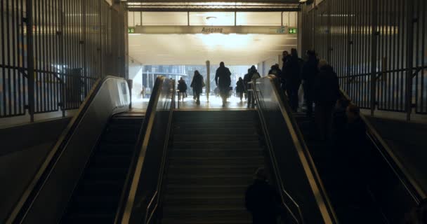 A metró alagútból a fény — Stock videók