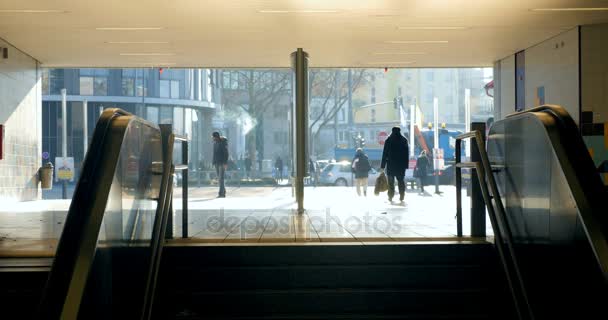 A Frankfurt metró alagút bejárata és a kilépés — Stock videók