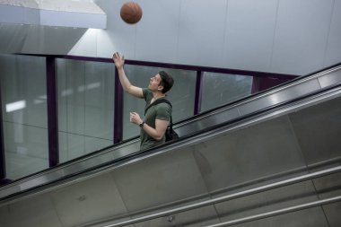 Metro yürüyen bir basketbol savurma kişini