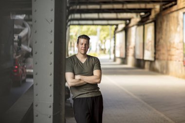 Sportif adam Şehir Köprüsü altında ayakta