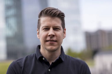 Bir adamın bir şehirde kafa vurdu 