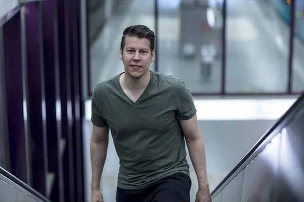 Athletic Man Going Up the Escalator — Stock Photo, Image