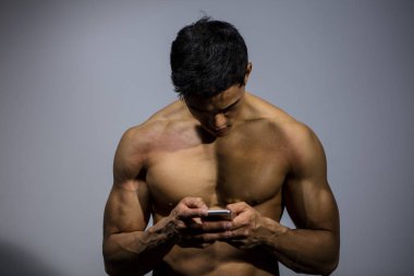 Cep telefonu ekranına bakarak fitness modeli