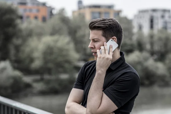 Perfil de Man Talking on a Phone — Fotografia de Stock