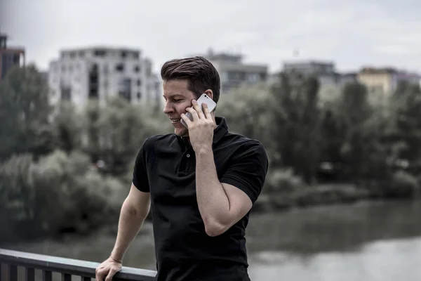 Homem falando no celular — Fotografia de Stock