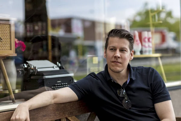 Portret Van Een Man Zitten Voor Een Antiek Winkel Close — Stockfoto