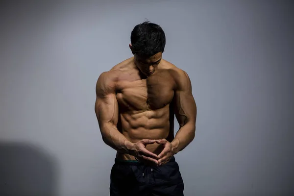 Manliga Fitness modell flexar bröstmusklerna — Stockfoto