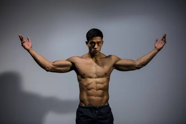 Fitness Model zobrazení Biceps a prsními ploutvemi — Stock fotografie