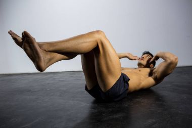 Bir Fitness modeli tarafından gerçekleştirilen egzersizi