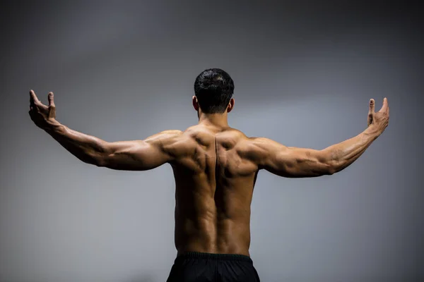 Modelo de aptidão masculina músculos traseiros — Fotografia de Stock