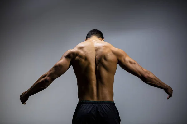 Modelo de aptidão masculina músculos traseiros — Fotografia de Stock