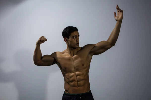 Modelo de Fitness Exibindo a Física do Corpo Superior — Fotografia de Stock