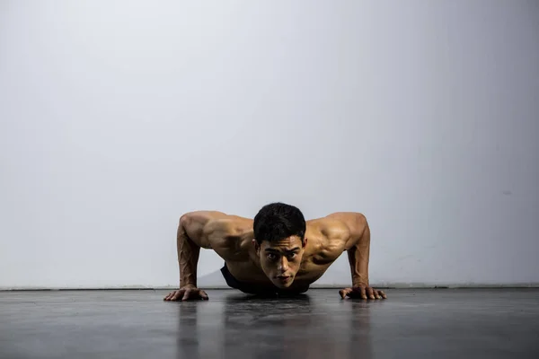 Fitness Model push-ups — Stockfoto