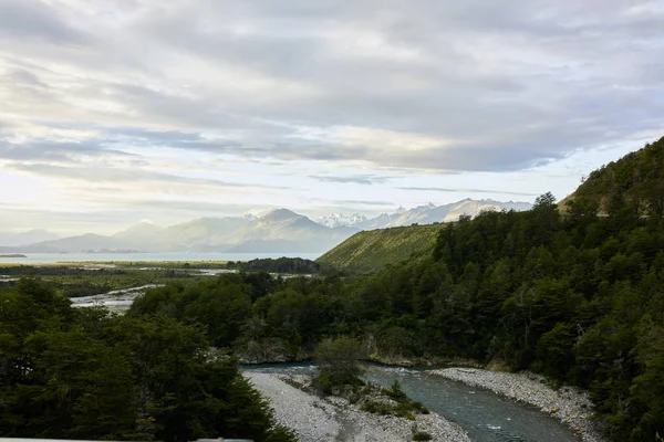 Río Chacabuco Desembocando en el Lago Carretera en Patagonia, Chile —  Fotos de Stock