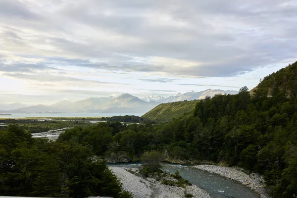 Rivière Chacabuco se jetant dans le lac Carretera en Patagonie, Chili — Photo