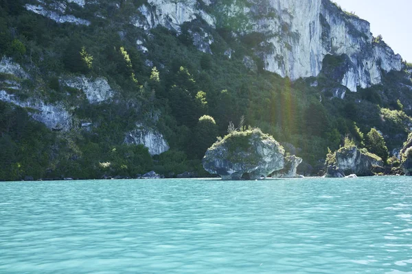 Eau turquoise du lac Général Carrera près des grottes de marbre — Photo