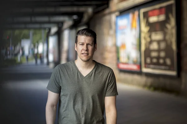 Sportieve Man die onder een brug van de stad — Stockfoto