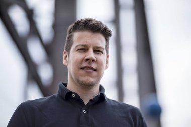 Düşük açılı Headshot bir adam 