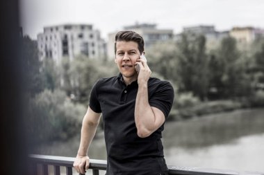 Cep telefonuyla konuşan adam.