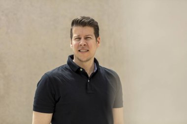 Model portre açık bej duvar önünde