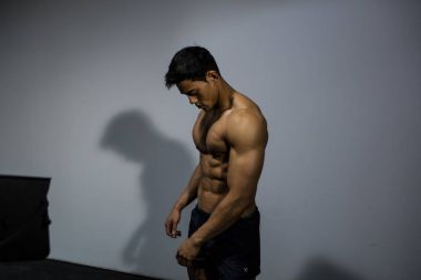 Kendi kaslara aşağı seyir fitness modeli