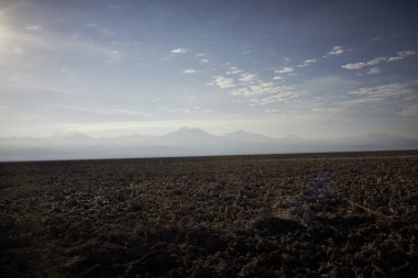Dağ siluetleri Şili Atacama Çölü'nde 