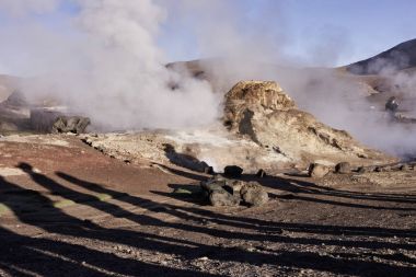 Gayzer duman ve insan gölgeler