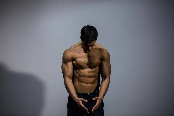 Modelo de aptidão masculina Flexing músculos peitorais — Fotografia de Stock