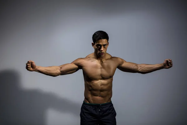 Modelo de Fitness exibindo bíceps e peitorais com estiramento — Fotografia de Stock
