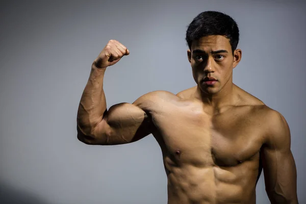 Asiático Fitness Modelo Flexes Bicep Músculo — Fotografia de Stock