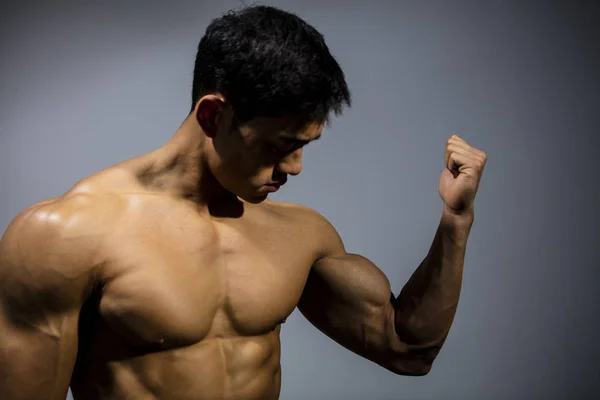 Modelo Fitness Flexing Bicep Muscle —  Fotos de Stock