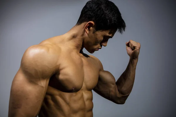 Fitness Model buigen biceps spier — Stockfoto