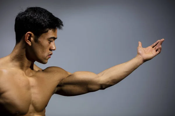 Asiatiska Fitness modell utsträckt Arm profil — Stockfoto