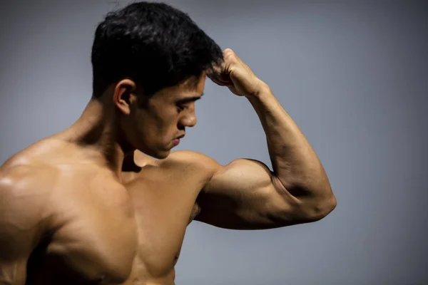 Fitness Model buigen biceps spier — Stockfoto