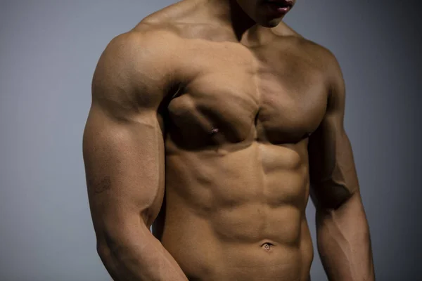 피트 니스 모델 몸통 근육이 수축 가슴 근육 — 스톡 사진