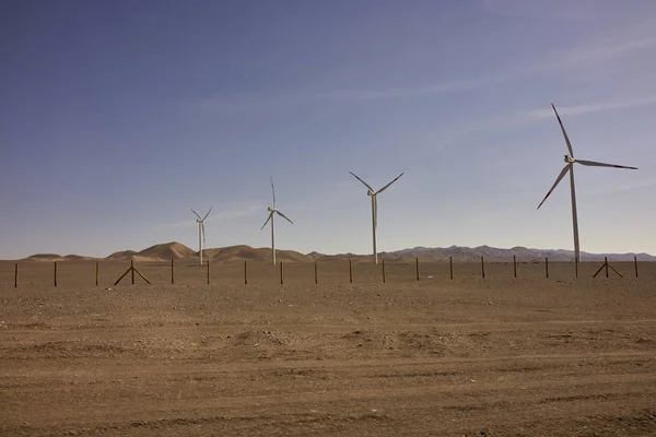 Turbiny wiatrowe na pustyni Atacama, Chile — Zdjęcie stockowe