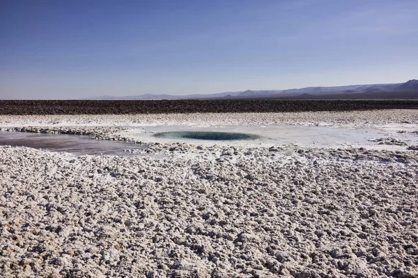 Terreno del desierto de Atacama árido seco y montañas en la distancia — Foto de Stock
