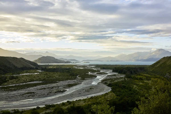 Rivière Chacabuco se jetant dans le lac Carretera en Patagonie, Chili — Photo