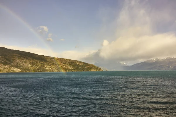 一般卡雷拉湖水域、云彩和彩虹 — 图库照片