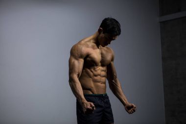 Asya Fitness modeli kasların esneme